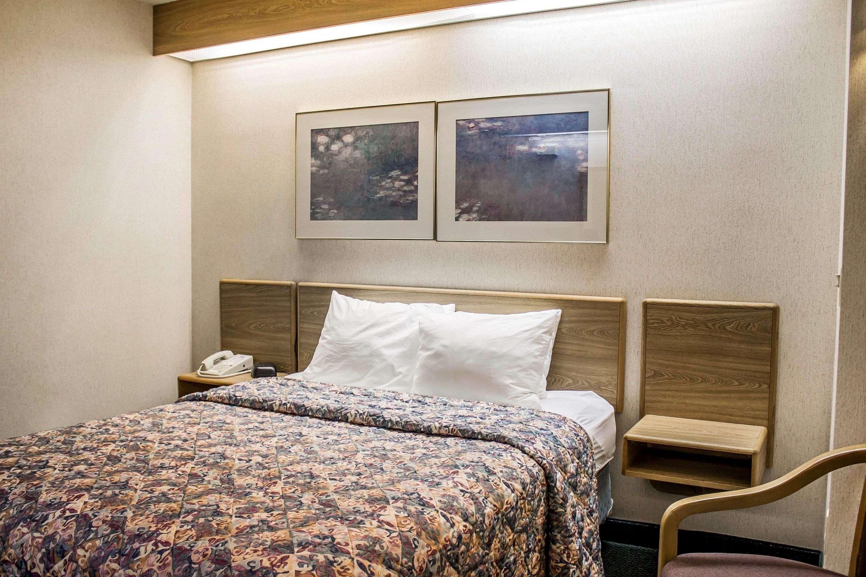 Rodeway Inn Abbotsford Bagian luar foto