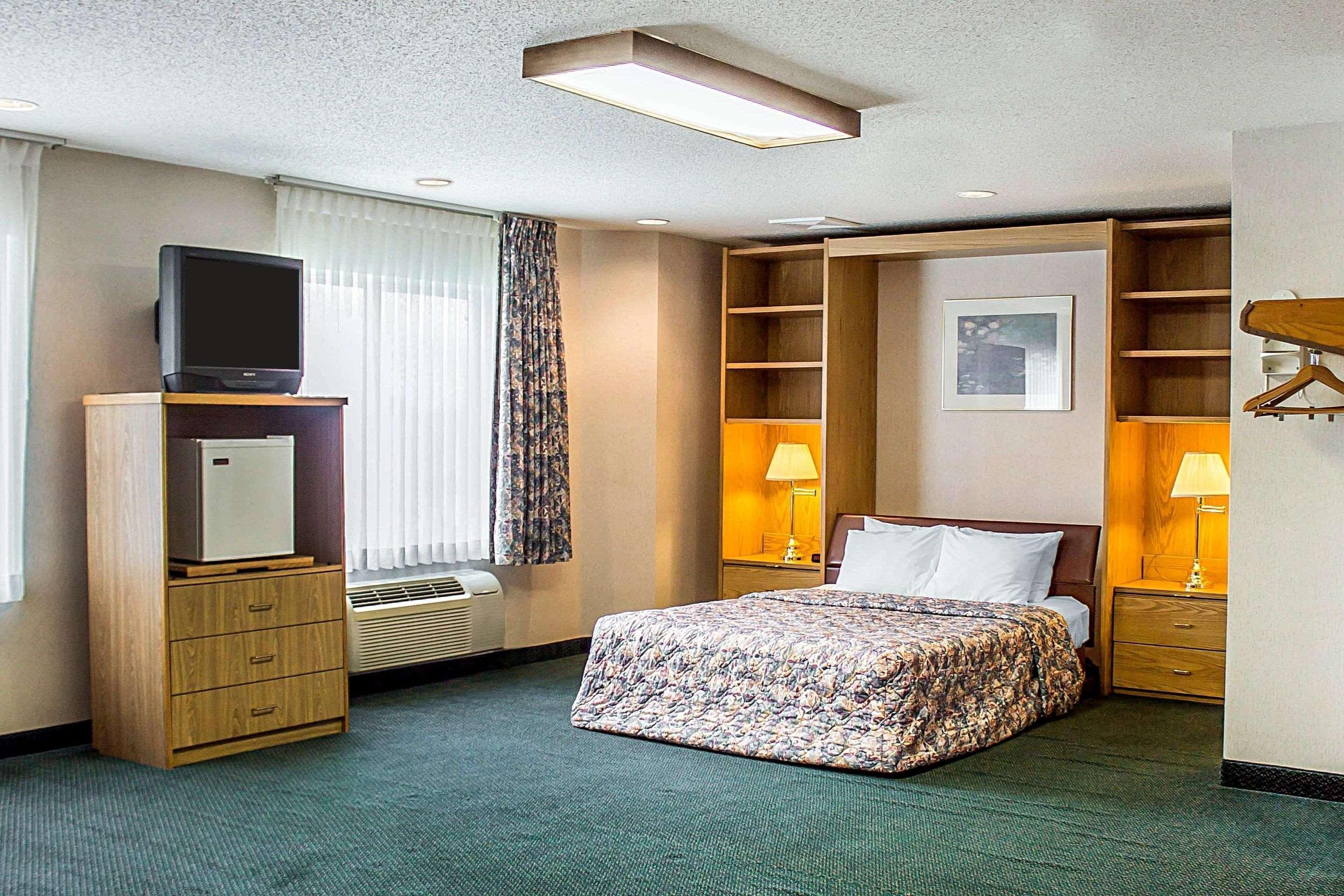 Rodeway Inn Abbotsford Bagian luar foto