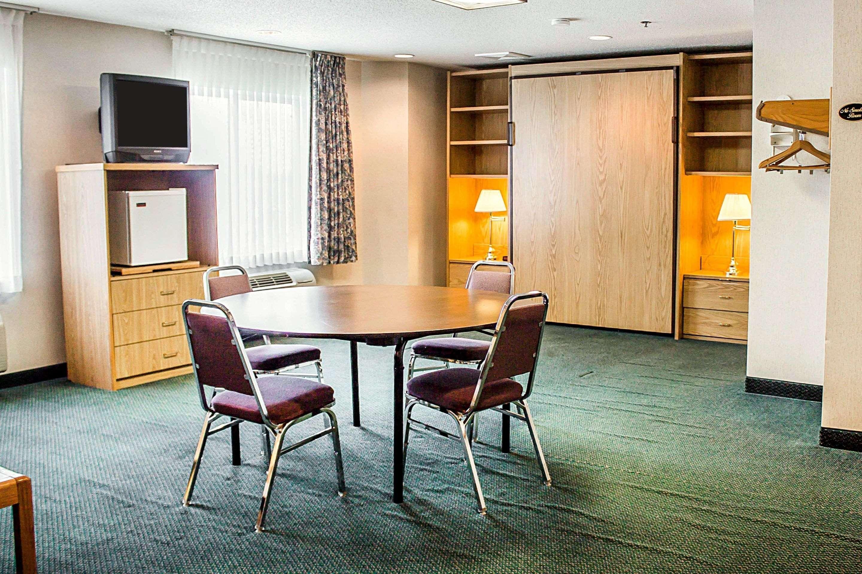 Rodeway Inn Abbotsford Bagian luar foto