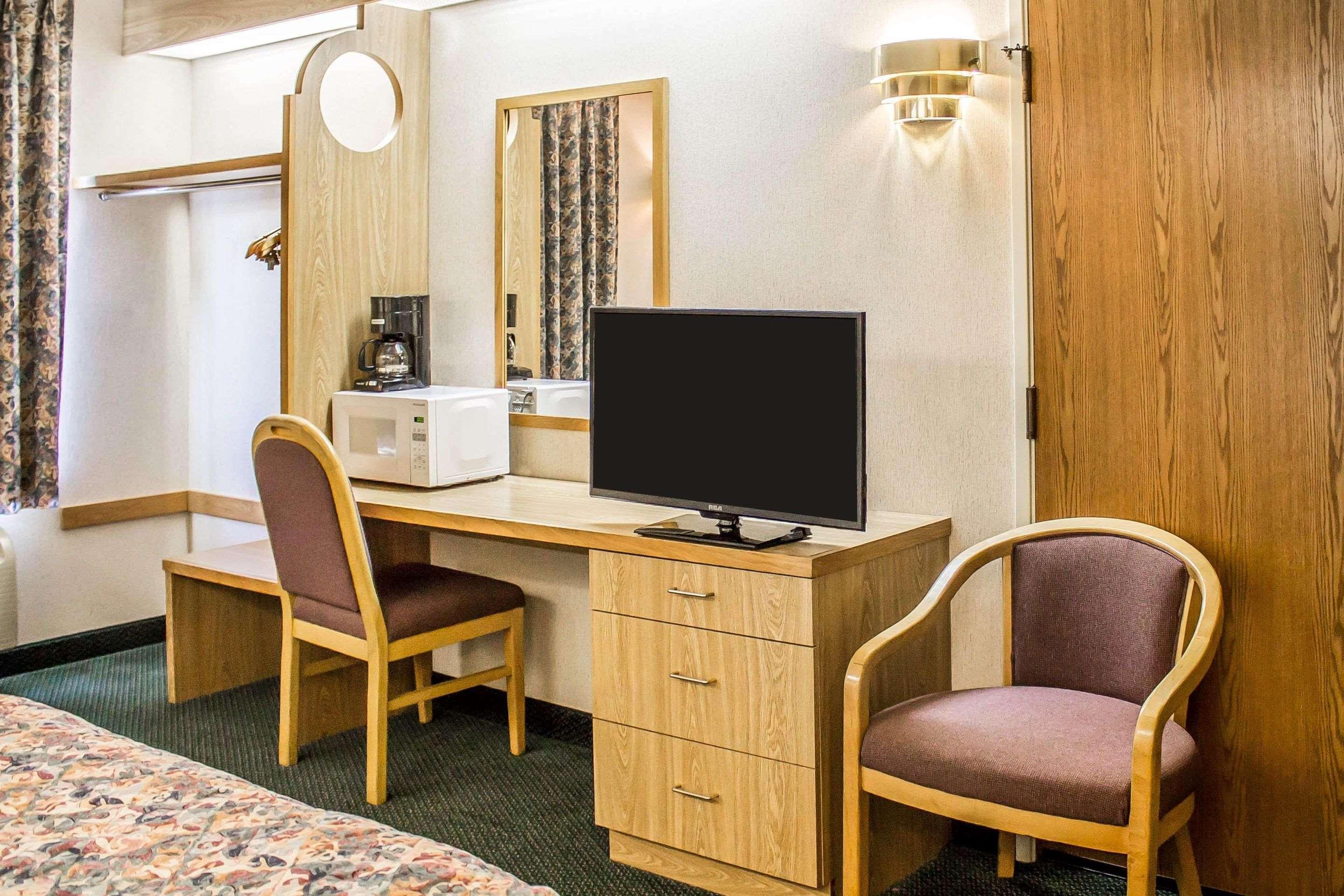 Rodeway Inn Abbotsford Bagian luar foto