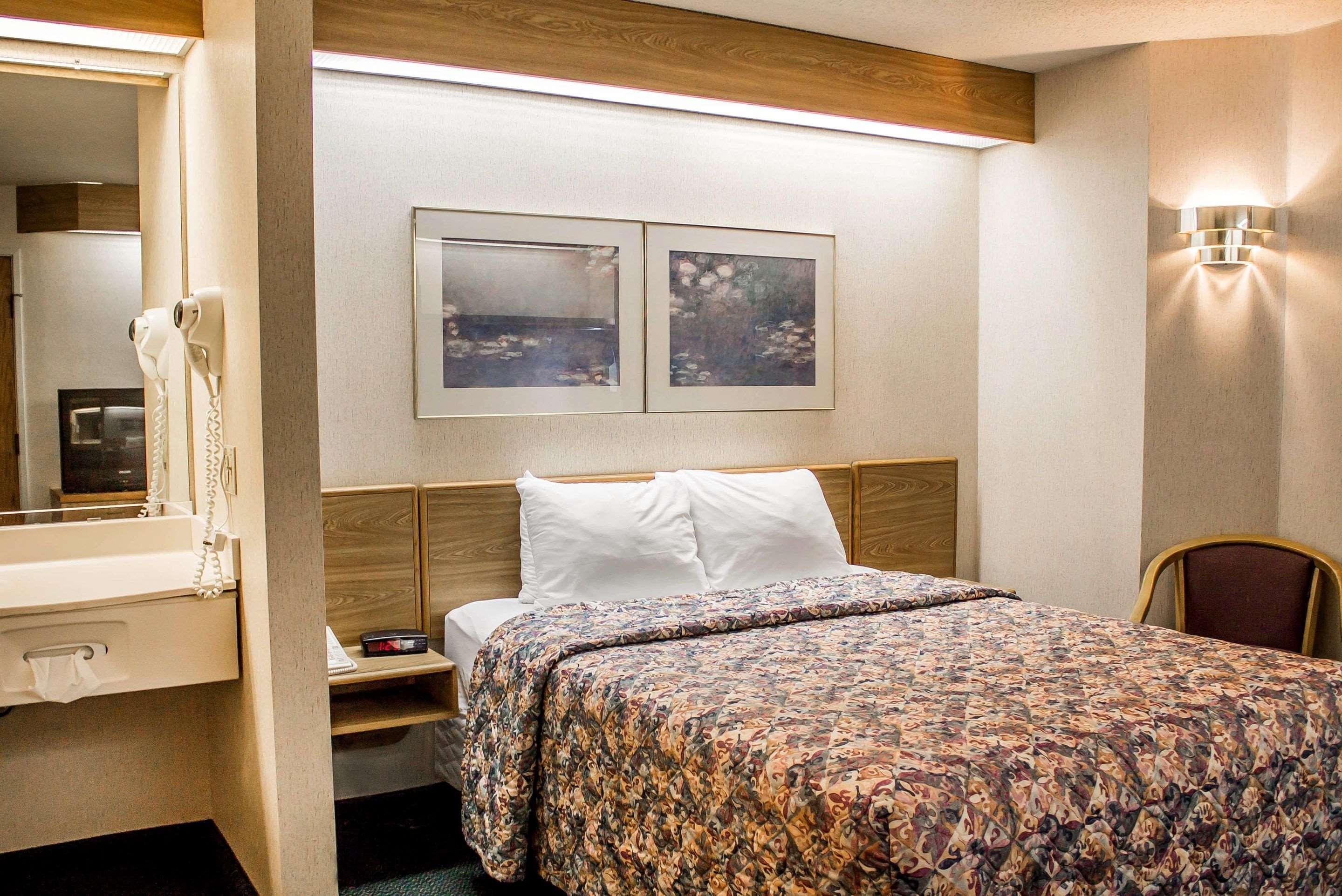 Rodeway Inn Abbotsford Bagian luar foto