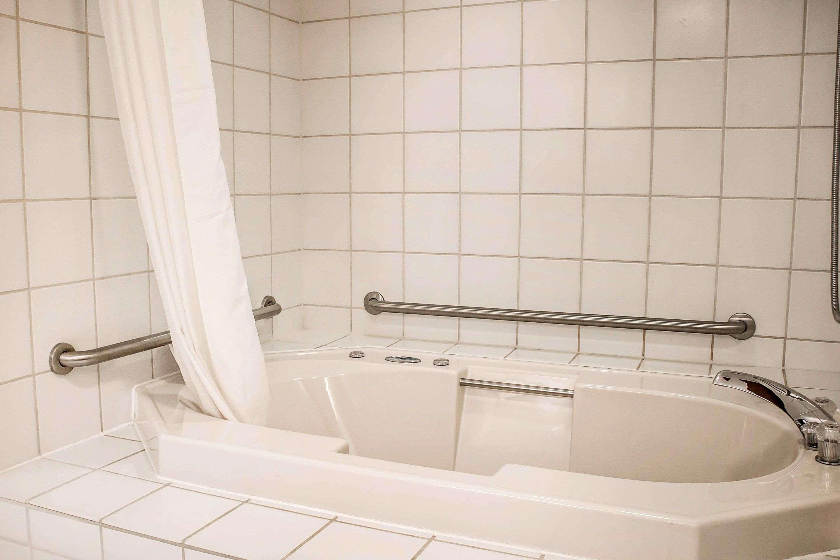Rodeway Inn Abbotsford Bagian luar foto