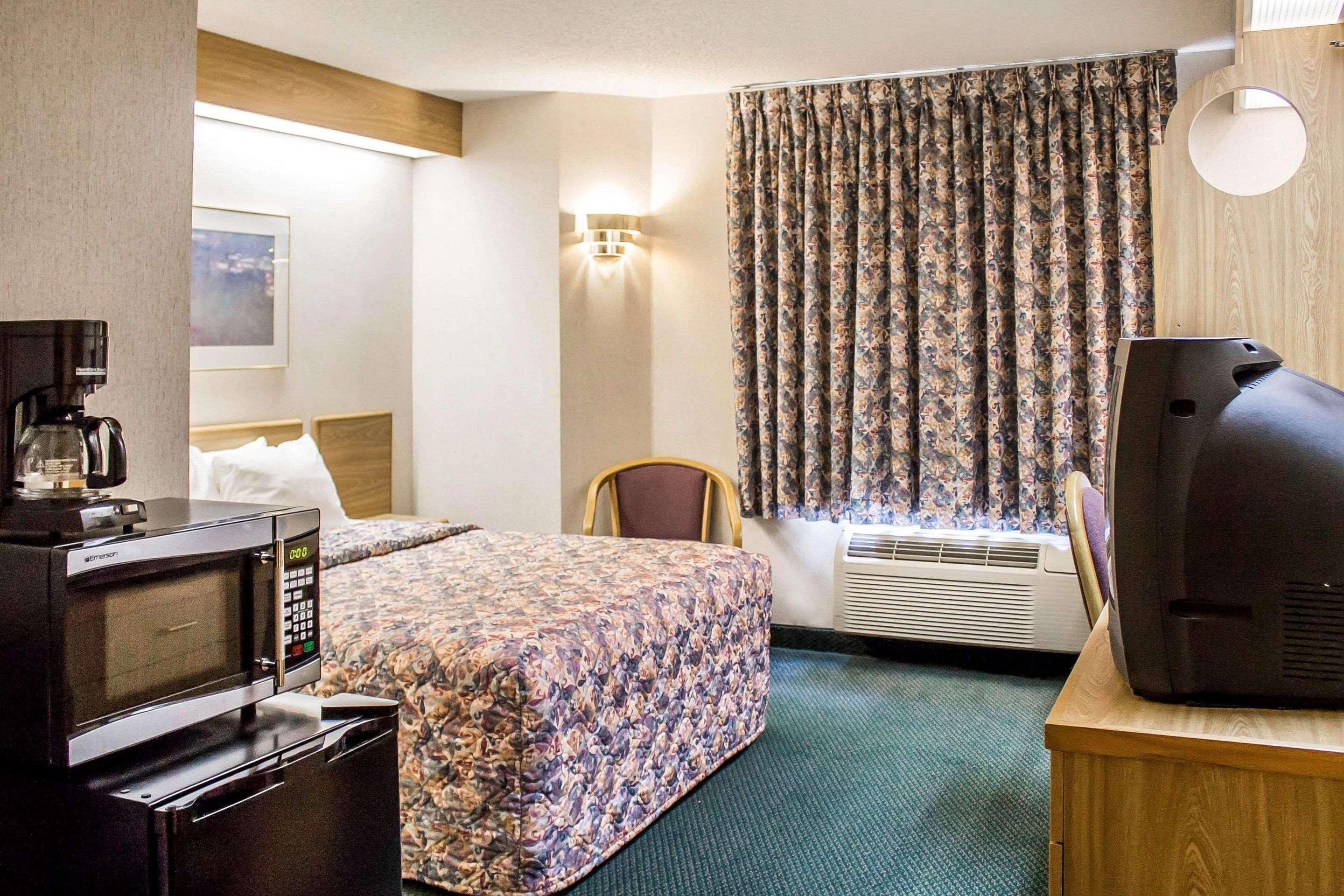 Rodeway Inn Abbotsford Bagian luar foto